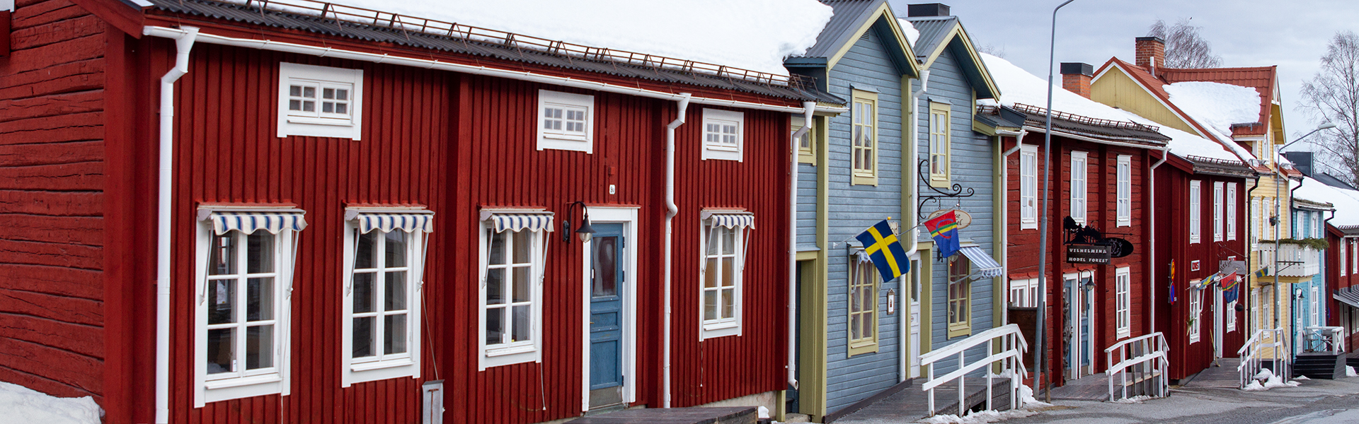 Vilhelmina Kyrkstad. Äldre timmerhus längs Storgatan i Vilhelmina.