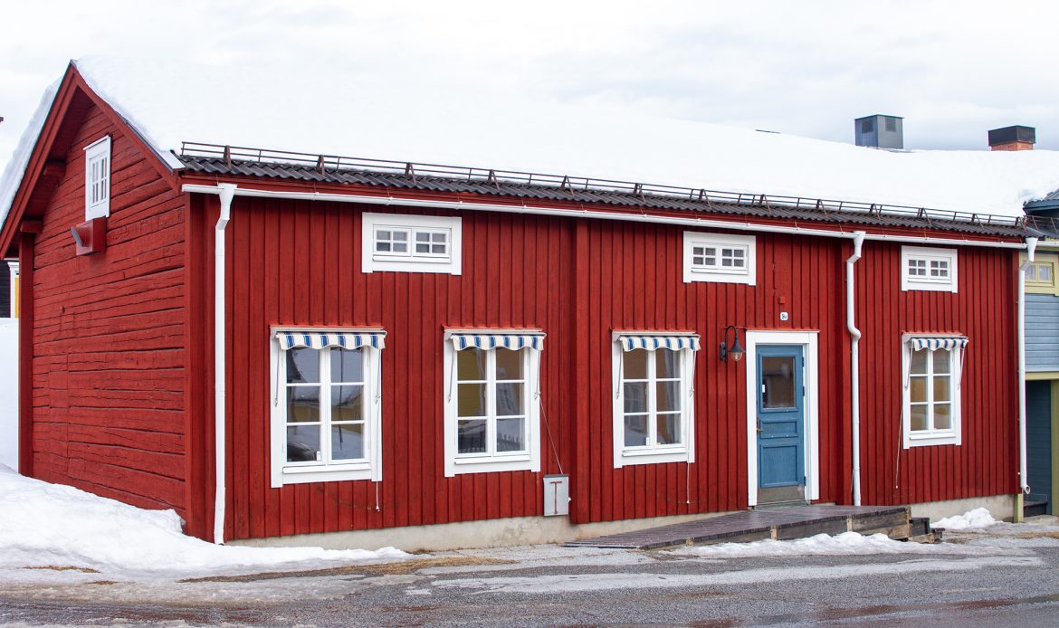Äldre timrat hus med butikslokal